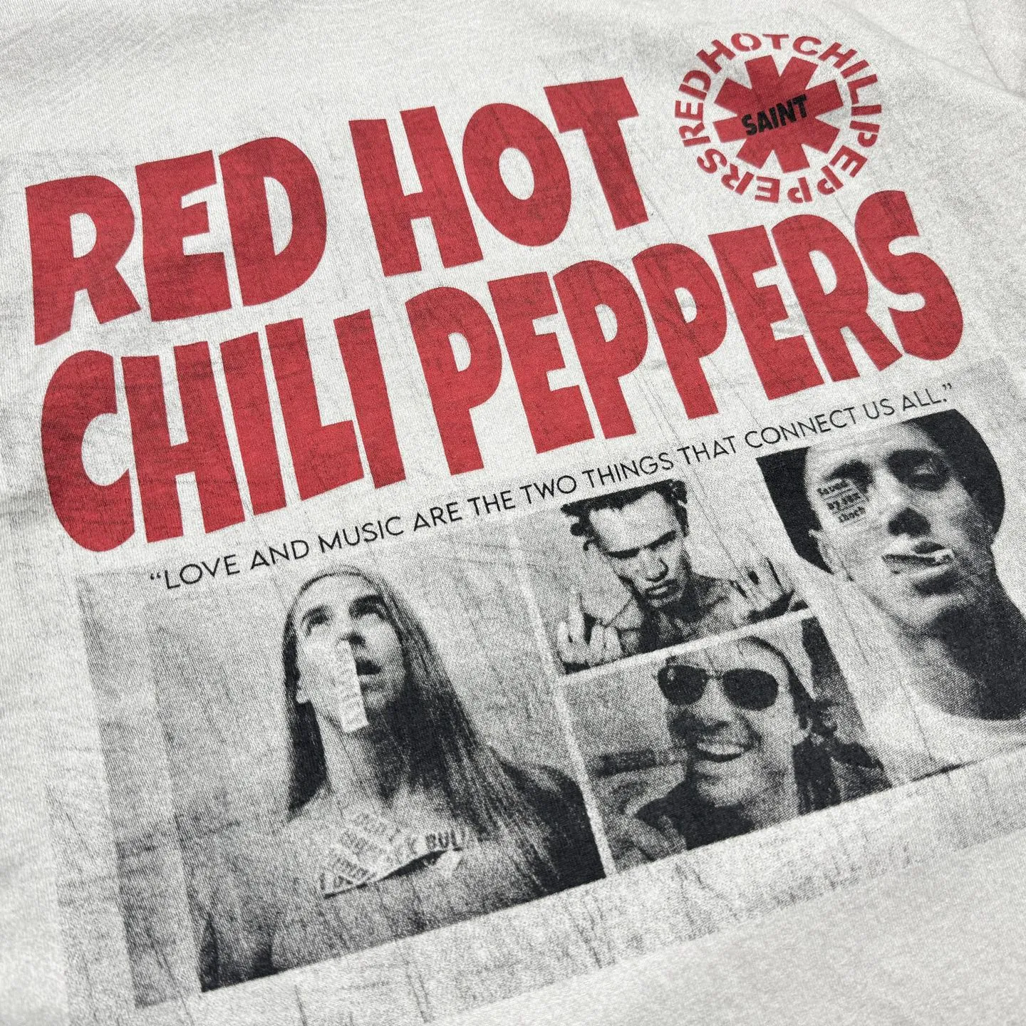 P158 # CTS-98 Saint 26SS RHCP Red Hot Chili Peppers co-branded long sleeves. Original washed 260g pure cotton fabric. Retro single-stitch heaven and earth stitch technology. Heavy Assut fermentation mill washing water. Invincible hand feel and texture. Size: S M L The most common and complex single-needle sewing process (commonly known as single-thread heaven and earth stitch) among vintage vintage brands such as Michael. White ink direct-injection printing is clear and delicate. Heavy distressed washing process. Special cement gray effect that can only be achieved by multiple washings. Absolutely invincible texture and feel. Perfectly achieves the natural retro high-end sense of vintage. Distinguishes the hard and uncomfortable garbage washing effect.